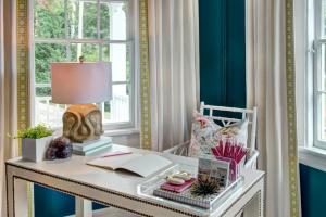 FFOD_North-Fork-Design-Company_Regency-Chic-Home-Office-desk.jpg.rend.hgtvcom.966.644